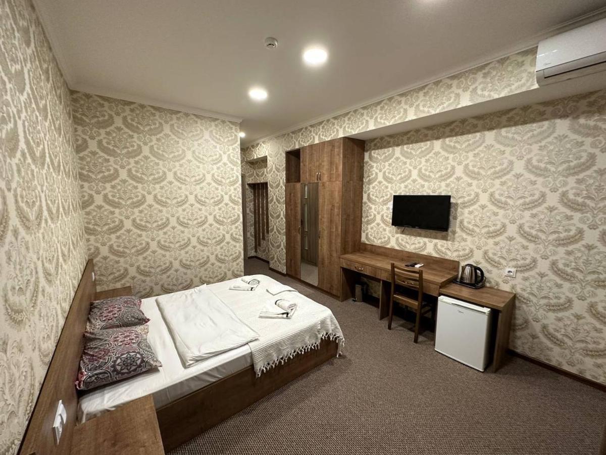 5 Rooms Near 300 Aragveli Metro Station Tbilisi Exterior photo