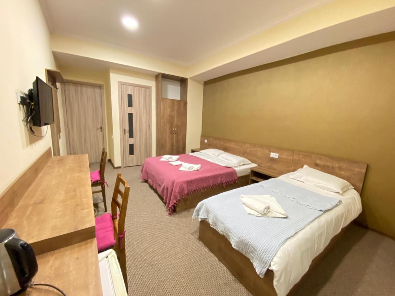 5 Rooms Near 300 Aragveli Metro Station Tbilisi Exterior photo